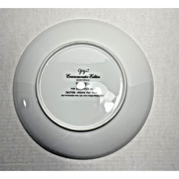 Vintage Gigi Commemorative Plate Joy is the Song of Christmas 10” - Picture 4 of 4